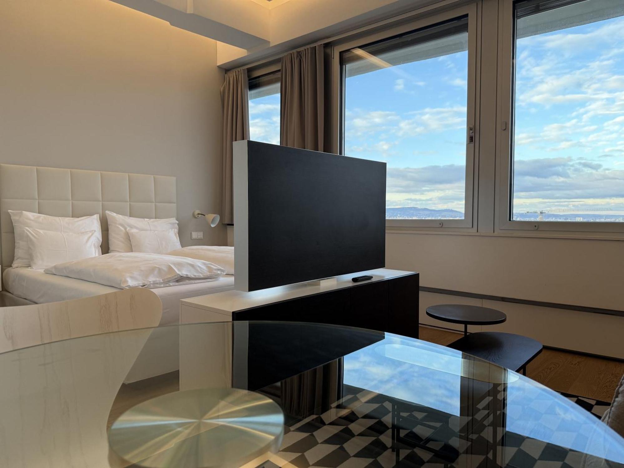 Skyline View Luxury Loft Near Center