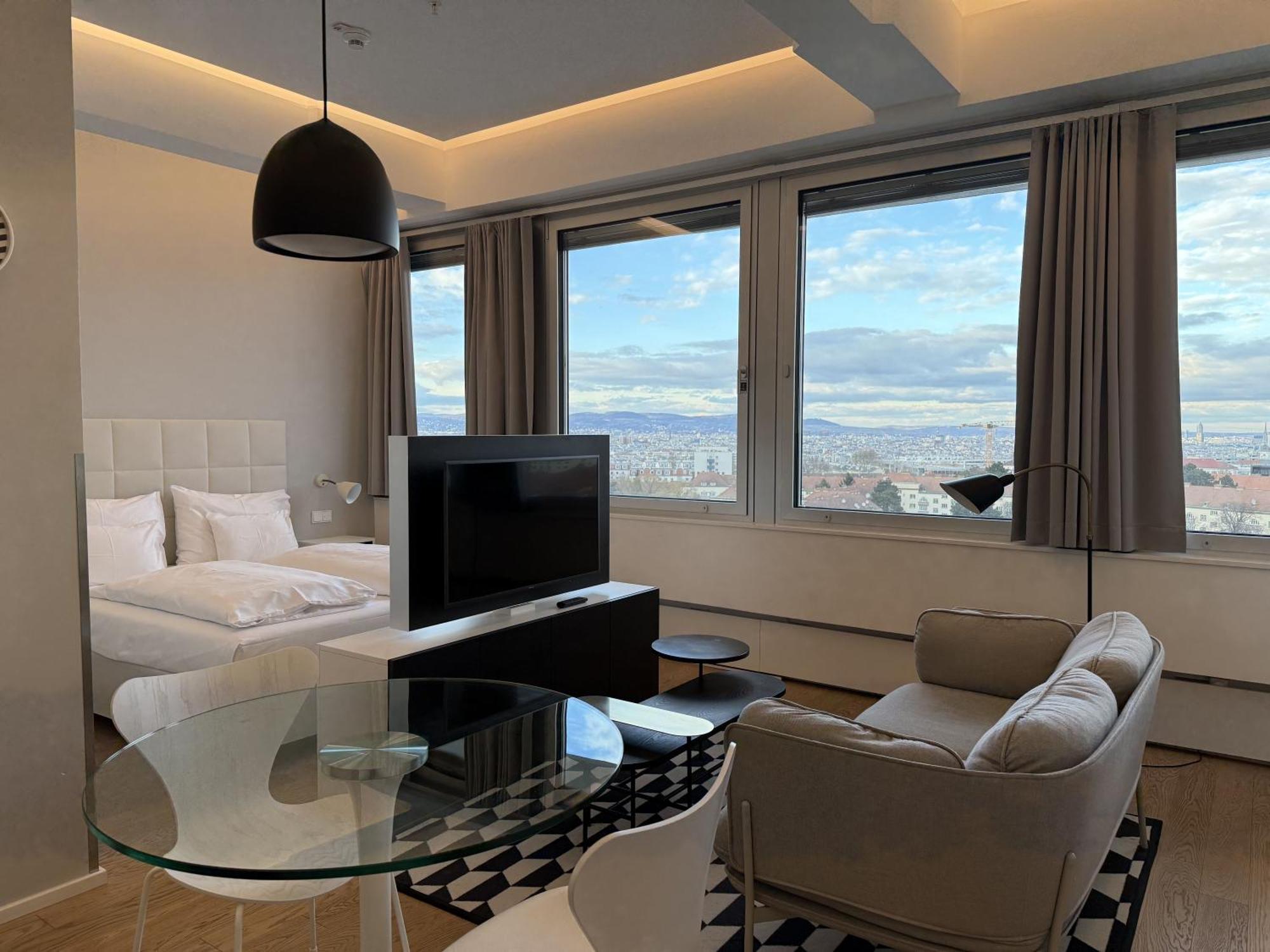 Skyline View Luxury Loft Near Center Apartment